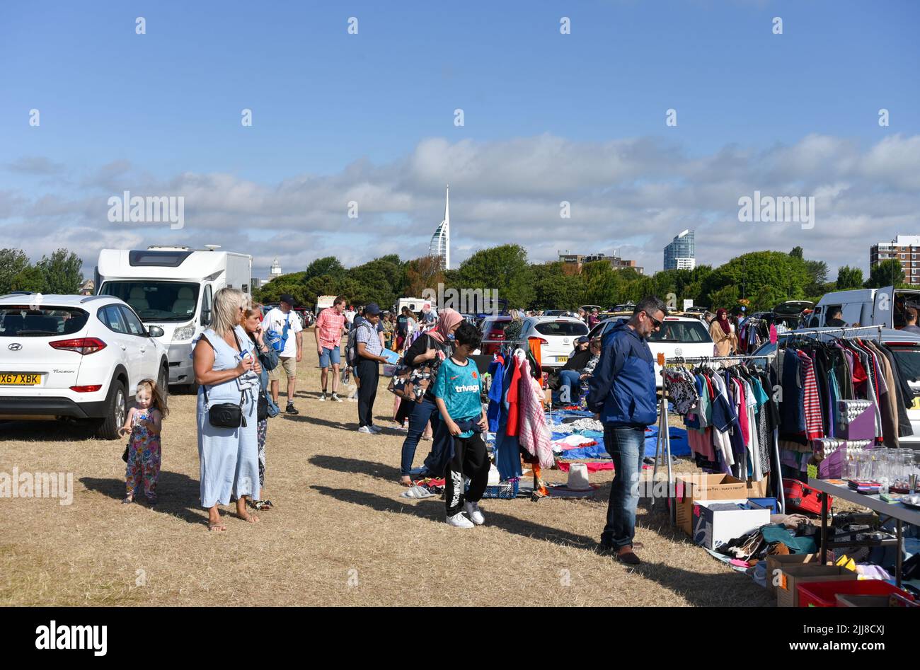 Vendita di stivali da domenica mattina a Portsmouth, Inghilterra. Persone che cercano di vendere oggetti indesiderati o acquistare per affari. Foto Stock