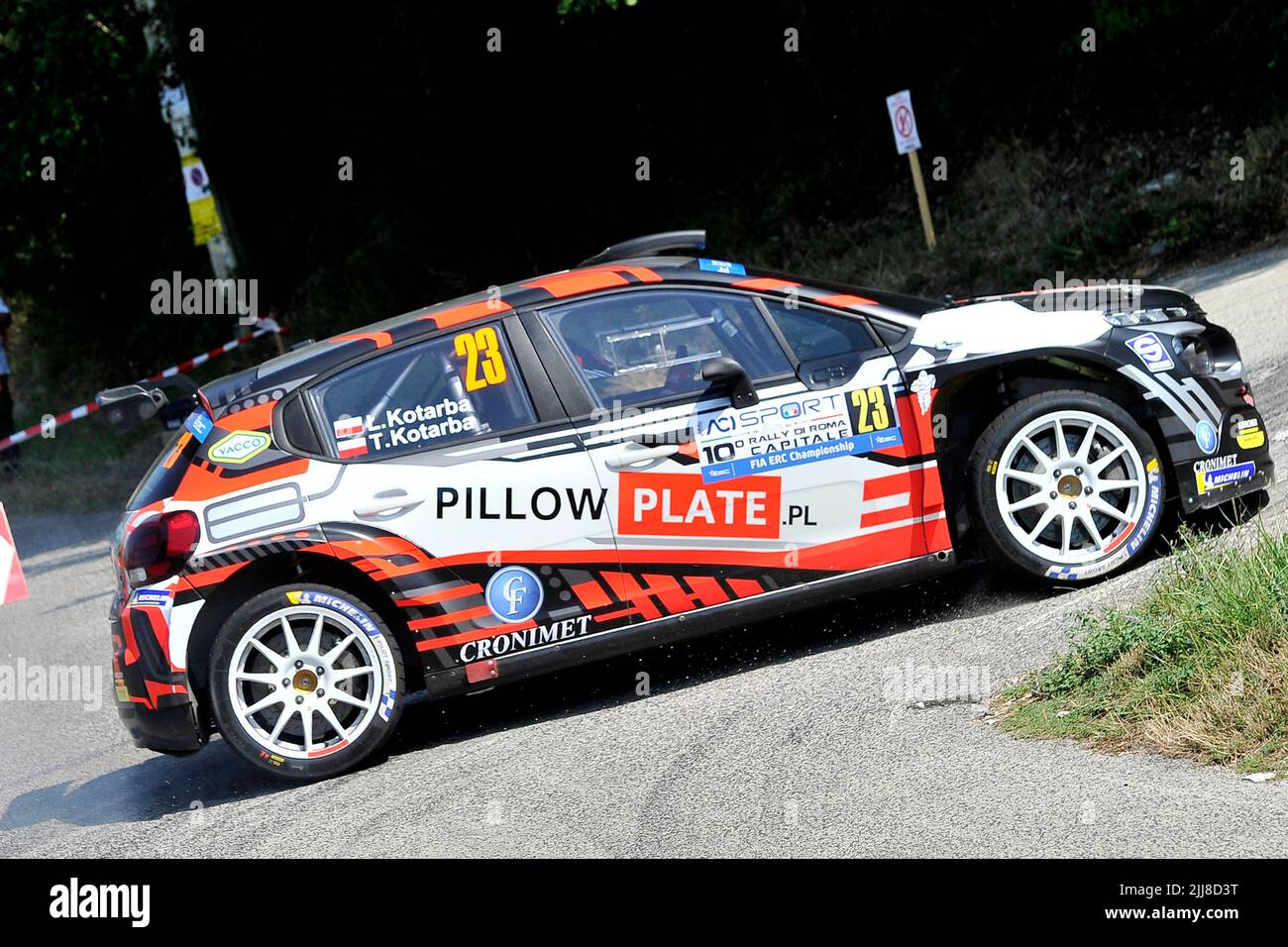 Il driver Lukasz Kotarba e il suo co-pilota Adrian Perez a bordo della loro Citroen C3 Rally2, durante la Santopadre - Fontana Liri tappa dell'edizione 10 del FIA European Rally Championship 'Rally di Roma capitale' che si è tenuto nella regione Lazio. SANTOPADRE, Italia, 23 luglio 2022. (Foto di Vincenzo Izzo/Sipa USA) Foto Stock