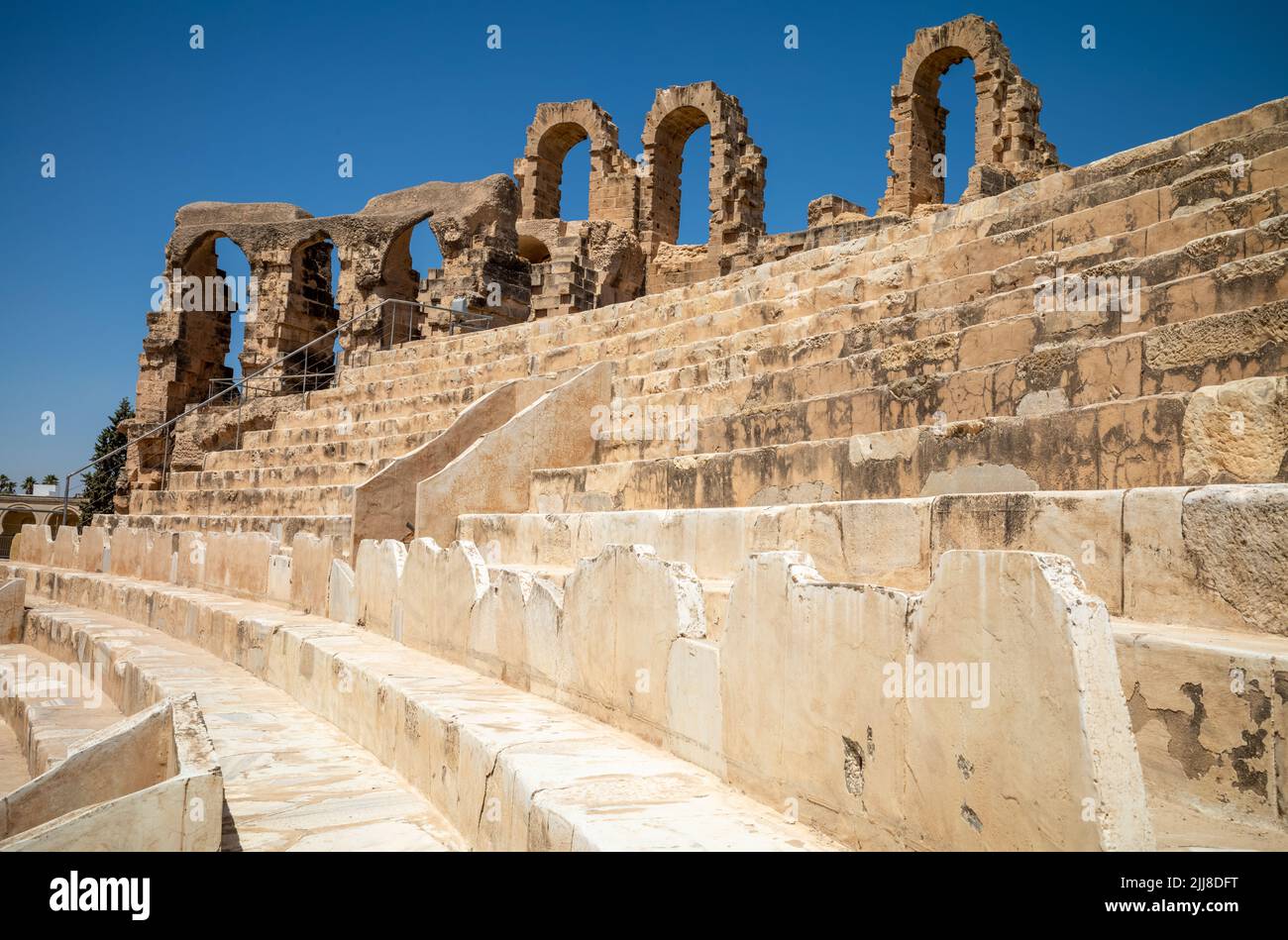 Una vista di marmo spettatore posti a sedere all'interno delle rovine dell'immenso anfiteatro romano a El Jem, Tunisia. Foto Stock