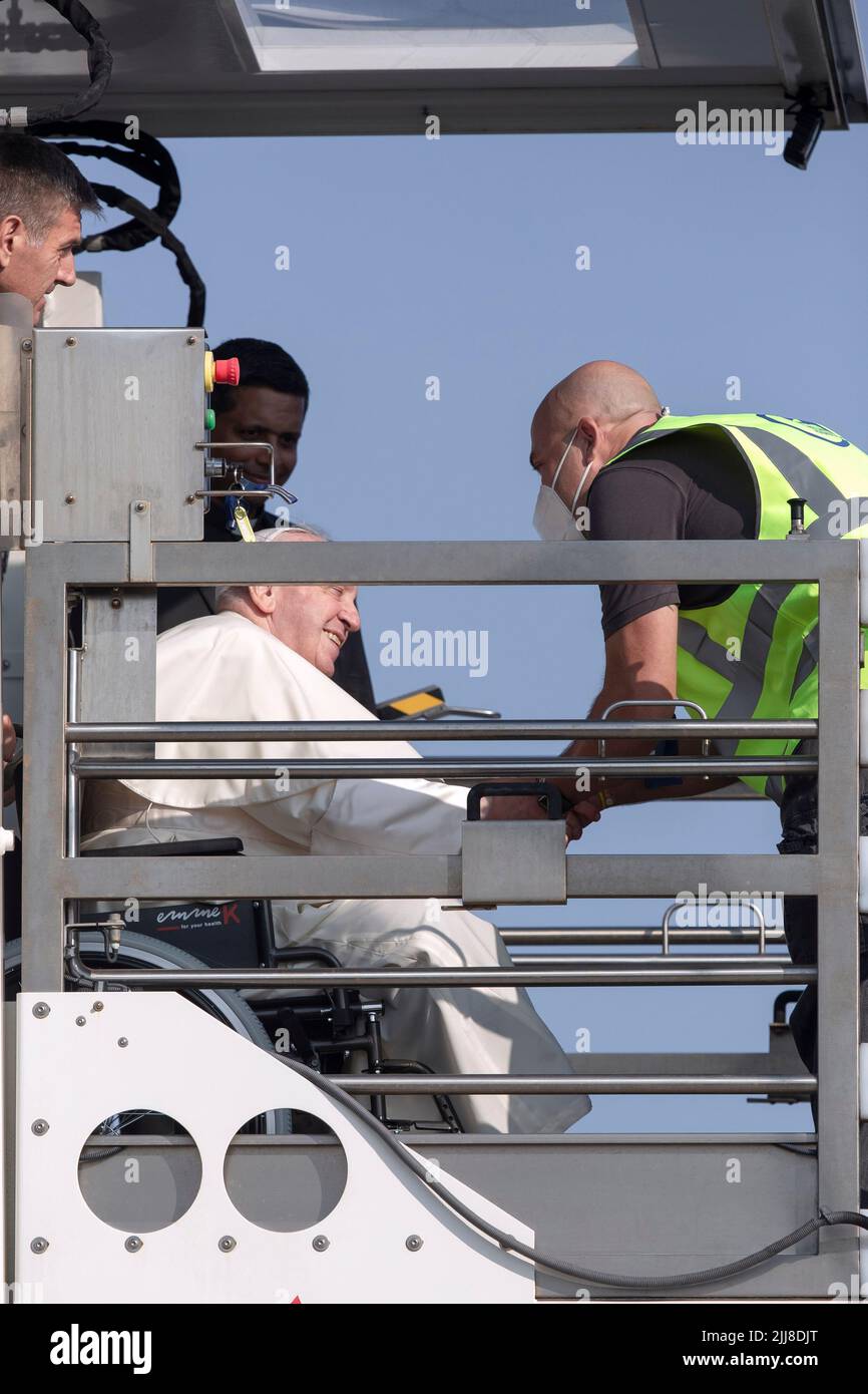 Fiumicino, Italia. 24 luglio 2022. Papa Francesco si inchera sull'aereo all'aeroporto internazionale Leonardo da Vinci di Roma, per il suo volo a Edmonton, in Canada, dove inizierà una visita pastorale di sei giorni. Credit: Maria Grazia Picciarella/Alamy Live News Foto Stock