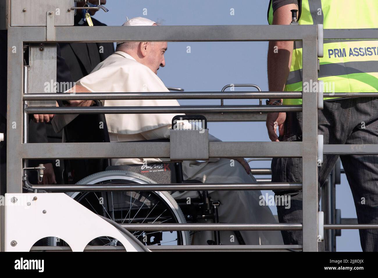 Fiumicino, Italia. 24 luglio 2022. Papa Francesco si inchera sull'aereo all'aeroporto internazionale Leonardo da Vinci di Roma, per il suo volo a Edmonton, in Canada, dove inizierà una visita pastorale di sei giorni. Credit: Maria Grazia Picciarella/Alamy Live News Foto Stock