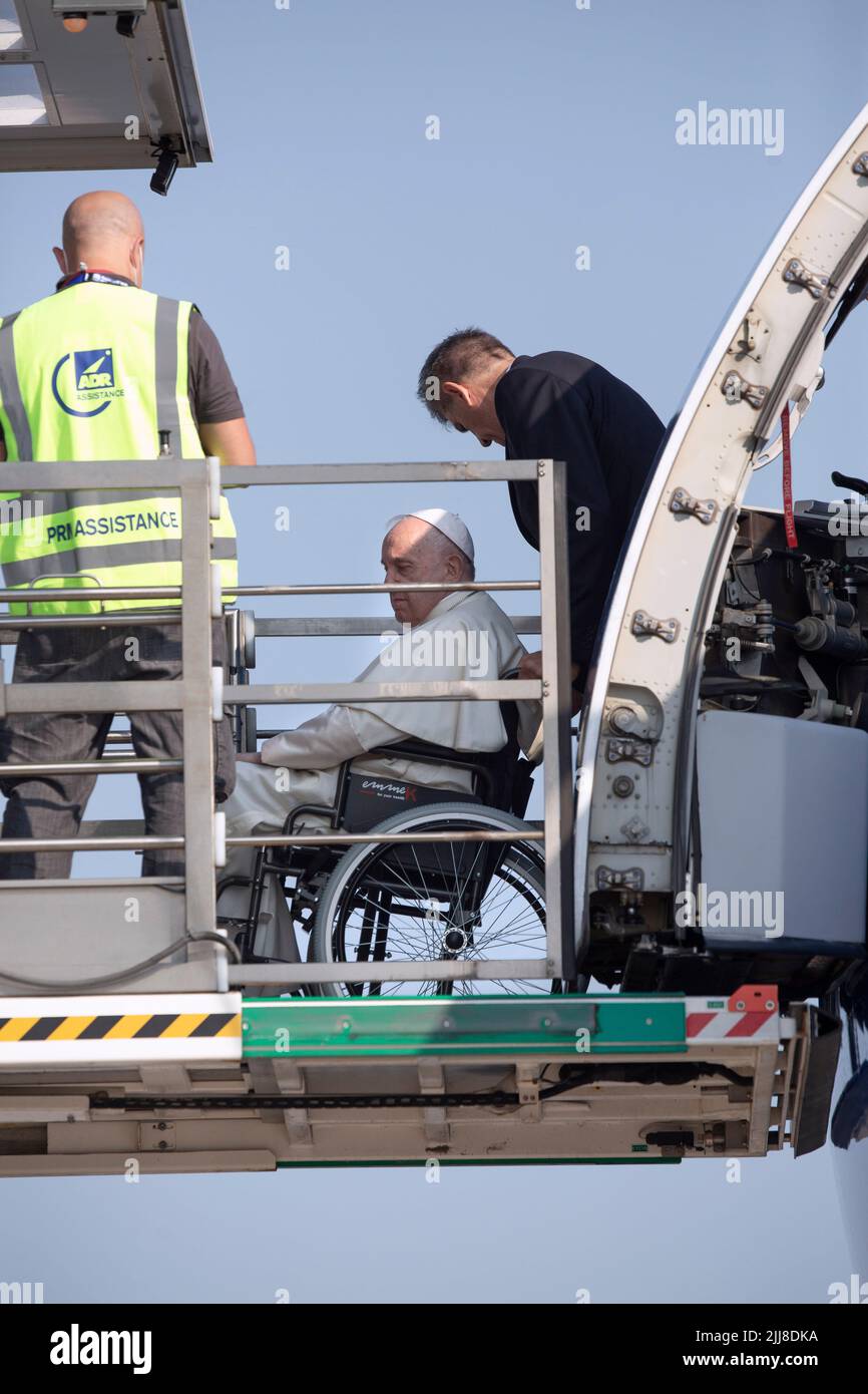 Fiumicino, Italia. 24 luglio 2022. Papa Francesco si inchera sull'aereo all'aeroporto internazionale Leonardo da Vinci di Roma, per il suo volo a Edmonton, in Canada, dove inizierà una visita pastorale di sei giorni. Credit: Maria Grazia Picciarella/Alamy Live News Foto Stock