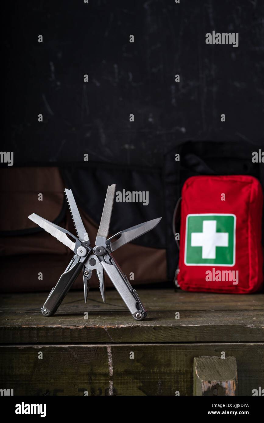 Coltello multifunzione per cacciatori e turisti. Attrezzo e kit di pronto soccorso. Telaio verticale. Vista frontale. Foto Stock