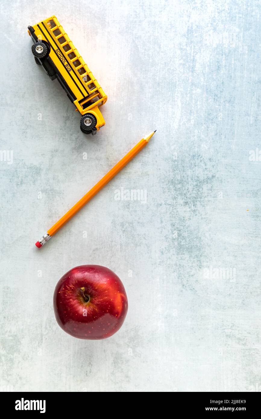 Tre oggetti da ritrarre a scuola su uno sfondo grunge. Foto Stock