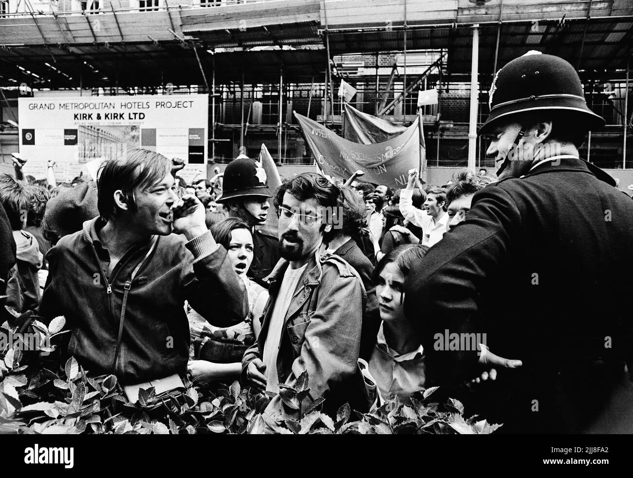 Manifestanti e polizia in preludio alla protesta contro la guerra contro il Vietnam che divenne nota come la "Battaglia di Grosvenor Square" all'esterno dell'Ambasciata degli Stati Uniti a Grosvenor Square, Londra 17 marzo 1968. Foto Stock