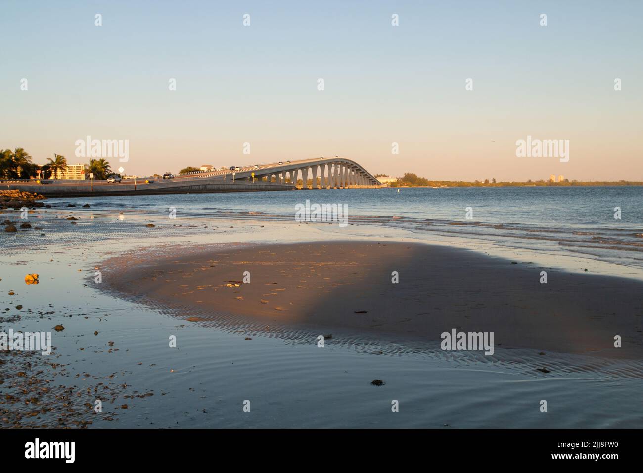 Vista del ponte Sanibel Causeway dalla spiaggia dell'isola, Fort Myers Florida Foto Stock