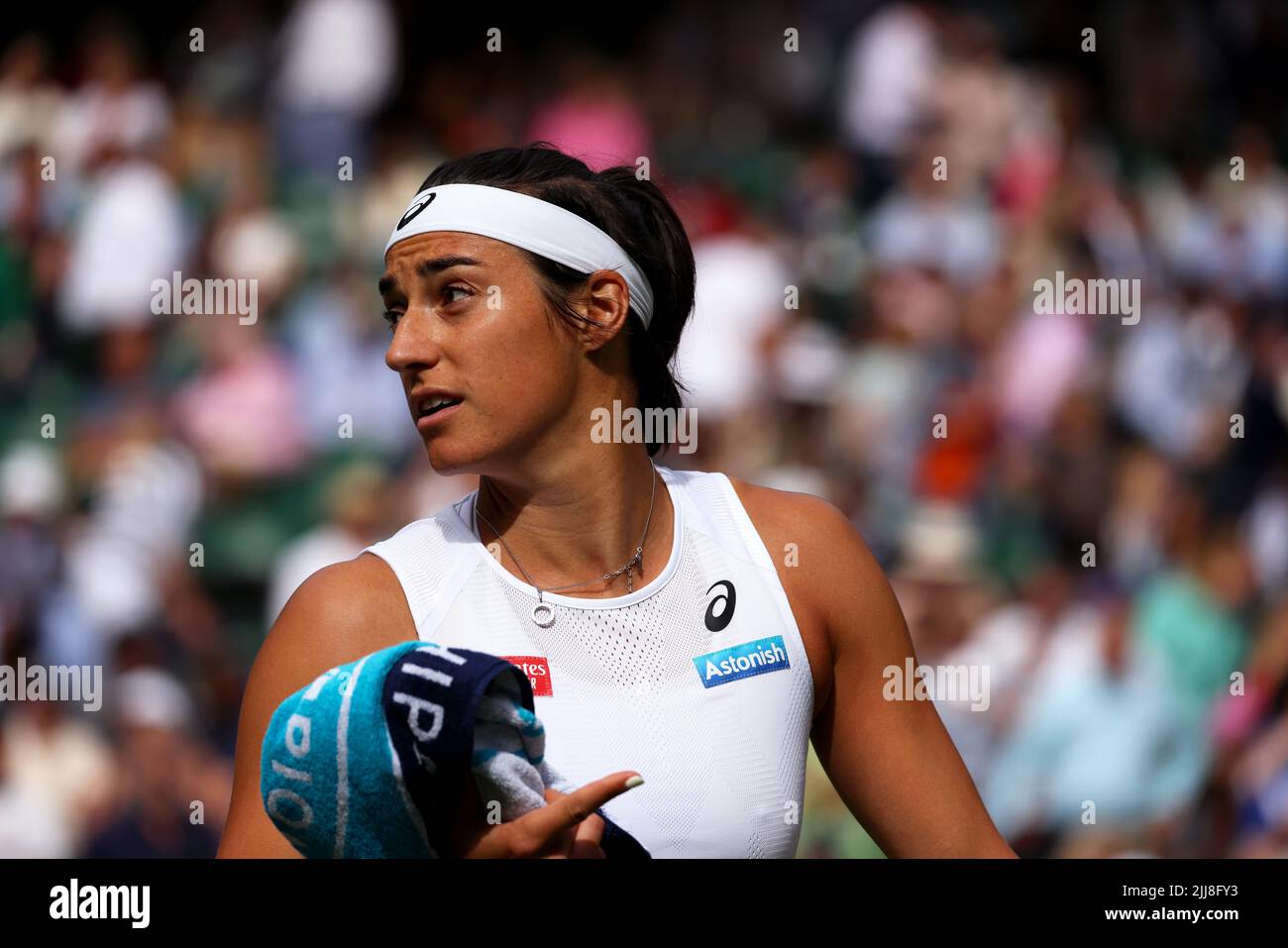 29 giugno 2022, All England Lawn Tennis Club, Wimbledon, Londra, Regno Unito. Caroline Garcia di Francia durante il suo secondo round match contro Emma Raducanu di Gran Bretagna a Wimbledon. Garcia ha vinto la partita per avanzare al terzo round. Foto Stock