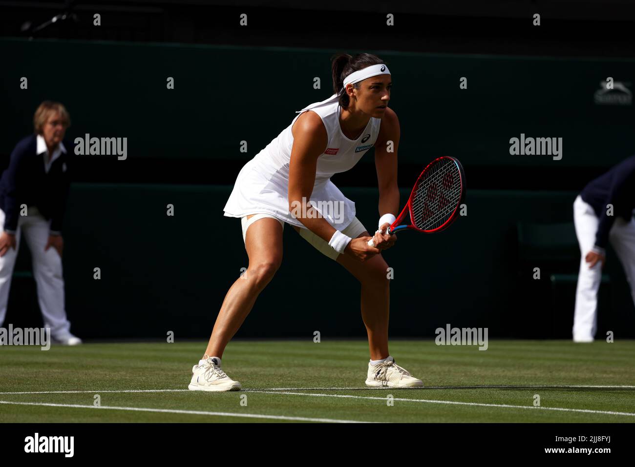 29 giugno 2022, All England Lawn Tennis Club, Wimbledon, Londra, Regno Unito. Caroline Garcia di Francia durante il suo secondo round match contro Emma Raducanu di Gran Bretagna a Wimbledon. Garcia ha vinto la partita per avanzare al terzo round. Foto Stock