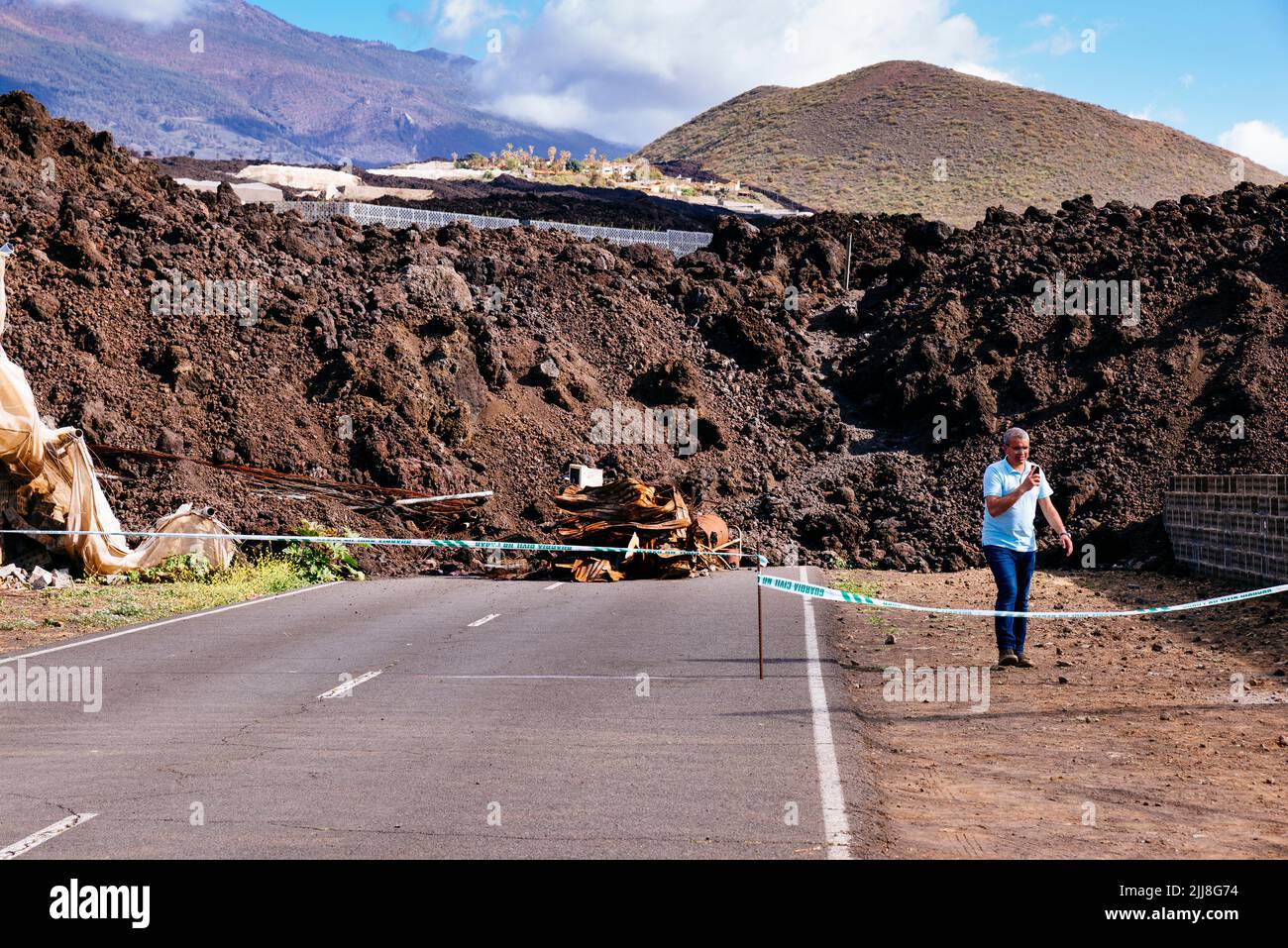Strada chiusa dal fiume di lava solidificata. Distruzione causata dal fiume di lava nella valle di Aridane. La Palma, Isole Canarie, Spagna Foto Stock