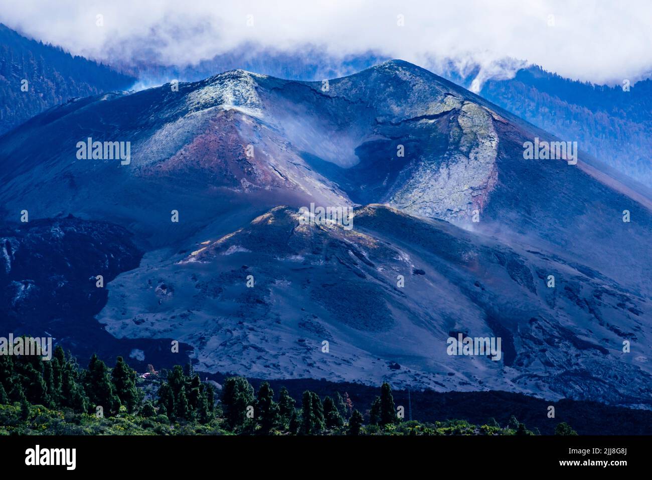 Cono del vulcano Tajogaite visto da Tajuya. L'eruzione vulcanica iniziò il 19 settembre 2021, nella zona di Cabeza de Vaca. L'eruzione terminò a Decem Foto Stock