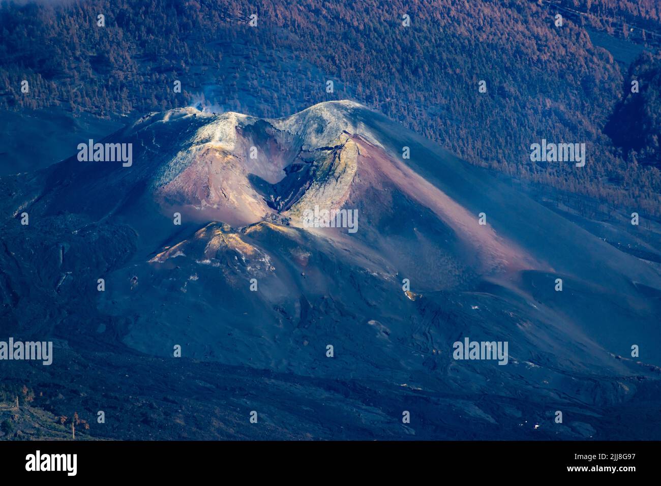 Cono del vulcano Tajogaite visto da Mirador del Time. L'eruzione vulcanica iniziò il 19 settembre 2021, nella zona di Cabeza de Vaca. l'ende eruzione Foto Stock