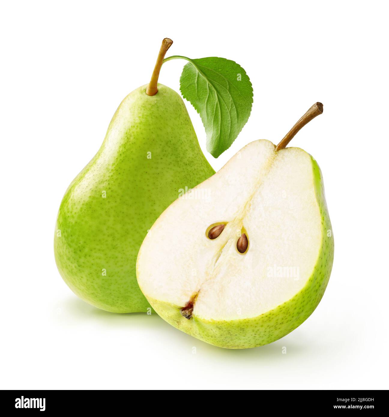 Pera verde con foglia di pera e metà di pera isolato su sfondo bianco. Foto Stock