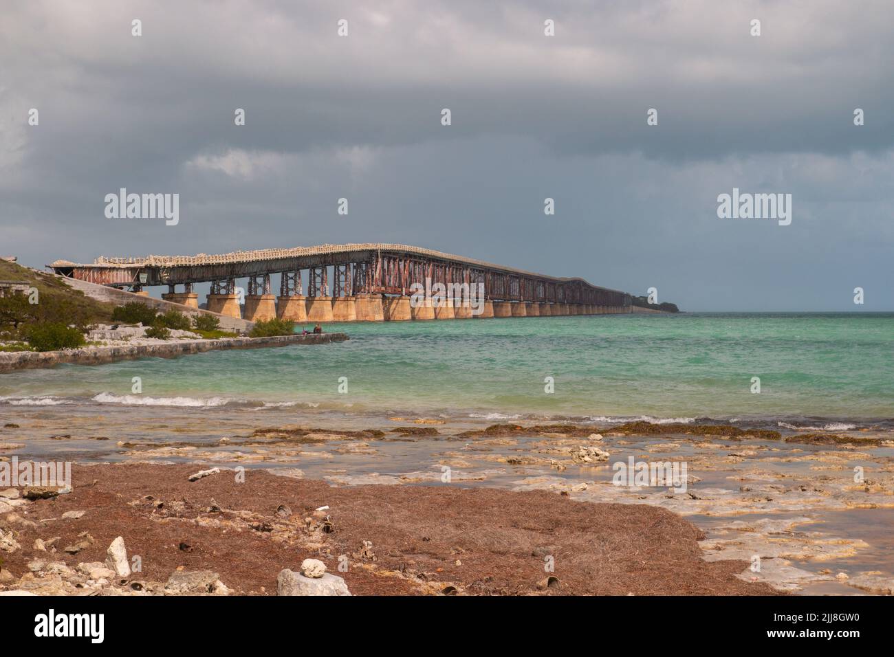 Il Bahia Honda Rail Bridge al Bahia Honda state Park vista dalla spiaggia alla luce drammatica prima della tempesta, Florida Keys Foto Stock