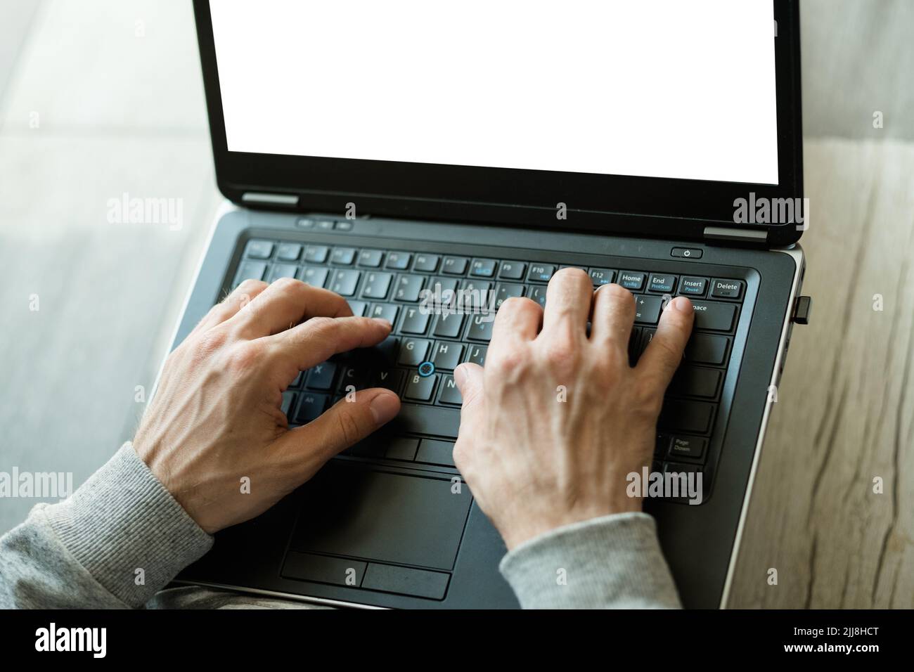 il prodotto esamina online la digitazione remota delle mani del lavoro Foto Stock