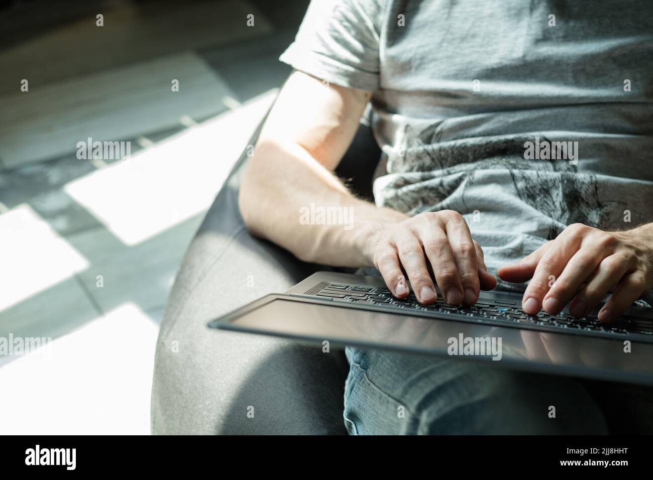 assistente virtuale, uomo di lavoro freelance, tipo laptop Foto Stock