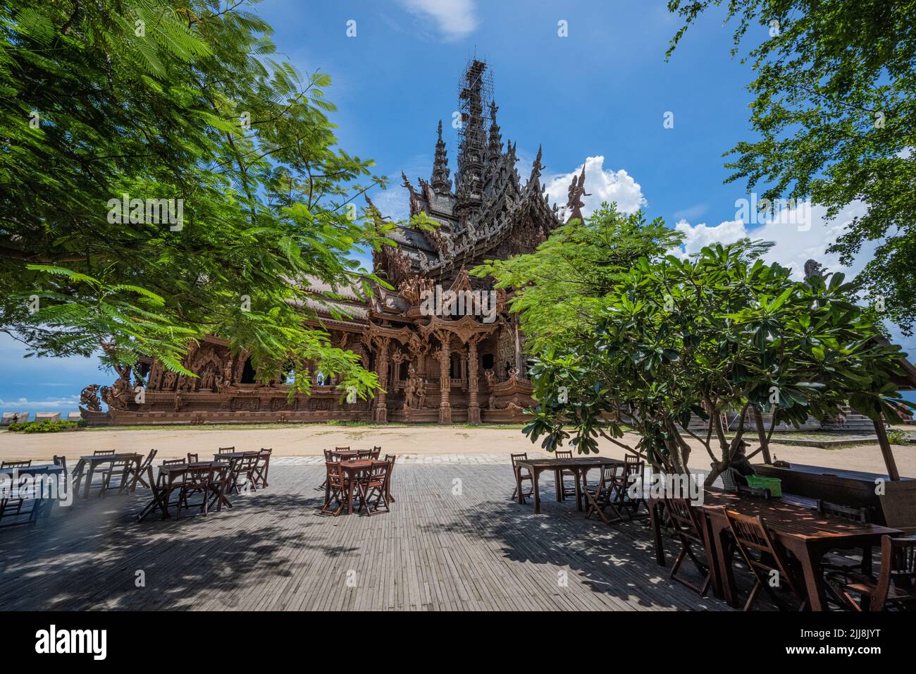 Il Santuario della verità è un monumento in stile tempio buddista a Pattaya, nella provincia di Chonburi. L'edificio è in costruzione dal 1981 Foto Stock
