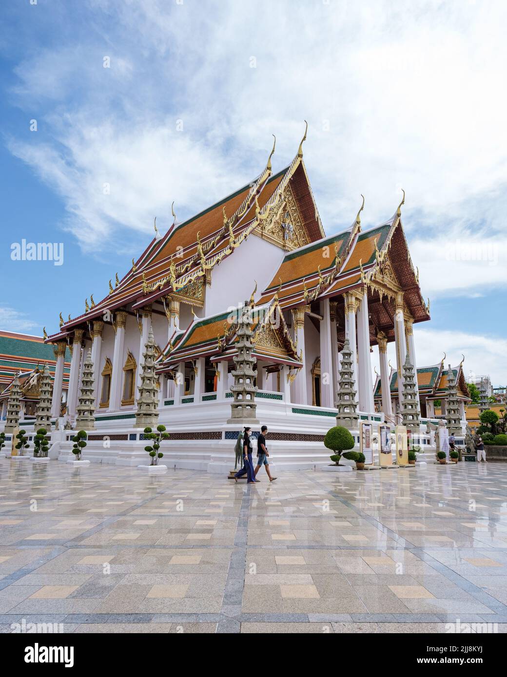 Bangkok Thailandia, Wat Suthat Thepwararam Ratchahawihan tempio nella città vecchia di Bangkok. Un bellissimo tempio a Bangkok Foto Stock