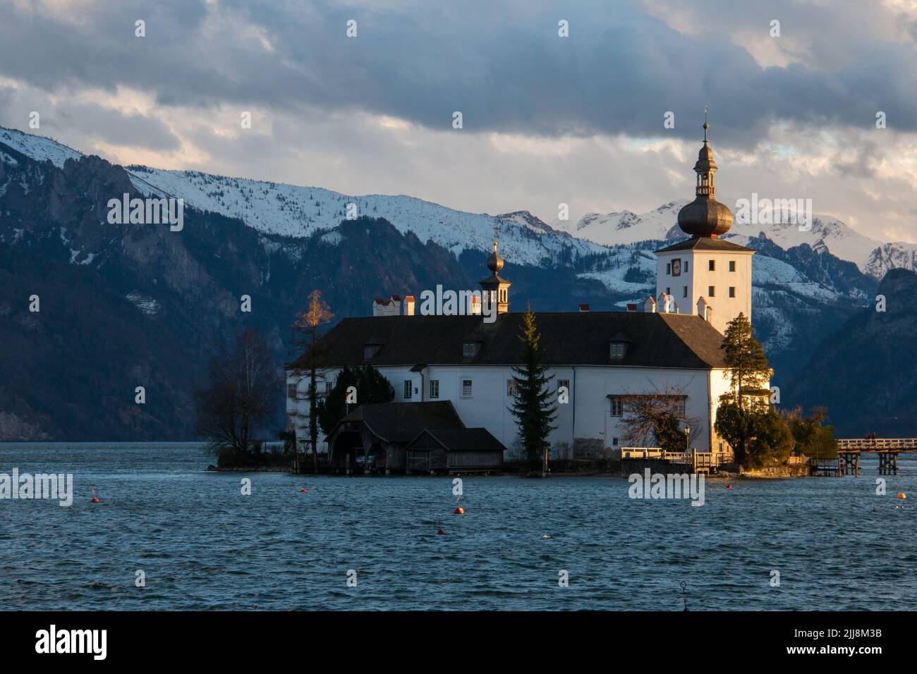 Lago Traunsee e castello Schloss Orth sull'isola di Gmunden, nei pressi di Salisburgo, Salzkammergut, Austria Foto Stock