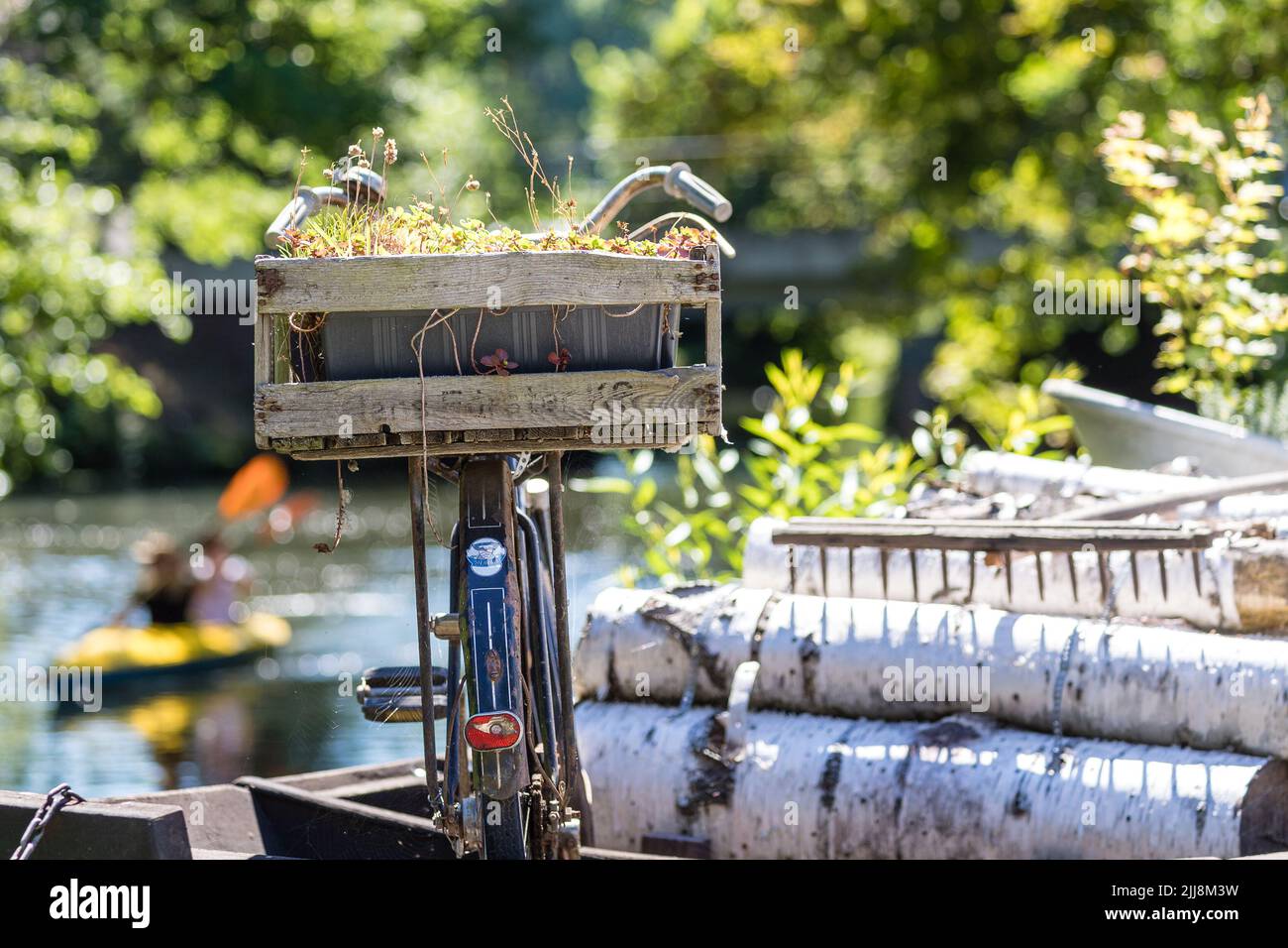 23 marzo 2022, Brandeburgo, Lübbenau: I pedalatori guidano la loro barca attraverso un fiume Spreewald a Lübbenau, dopo una bicicletta decorata. La siccità delle ultime settimane non ha ancora visibilmente abbassato il livello delle acque dei fiumi Spreewald. Le barche a remi con il loro basso tiraggio possono ancora essere guidate attraverso le acque senza alcun problema. Foto: Frank Hammerschmidt/dpa Foto Stock