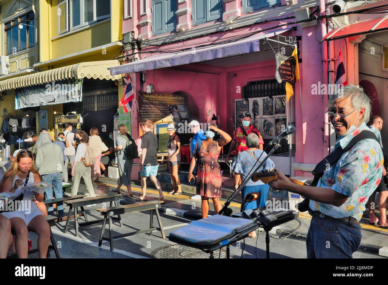 Un chitarrista intrattiene i visitatori al mercato Sunday Walking Street in Thalang Road, nella zona storica della città vecchia di Phuket, in Thailandia Foto Stock