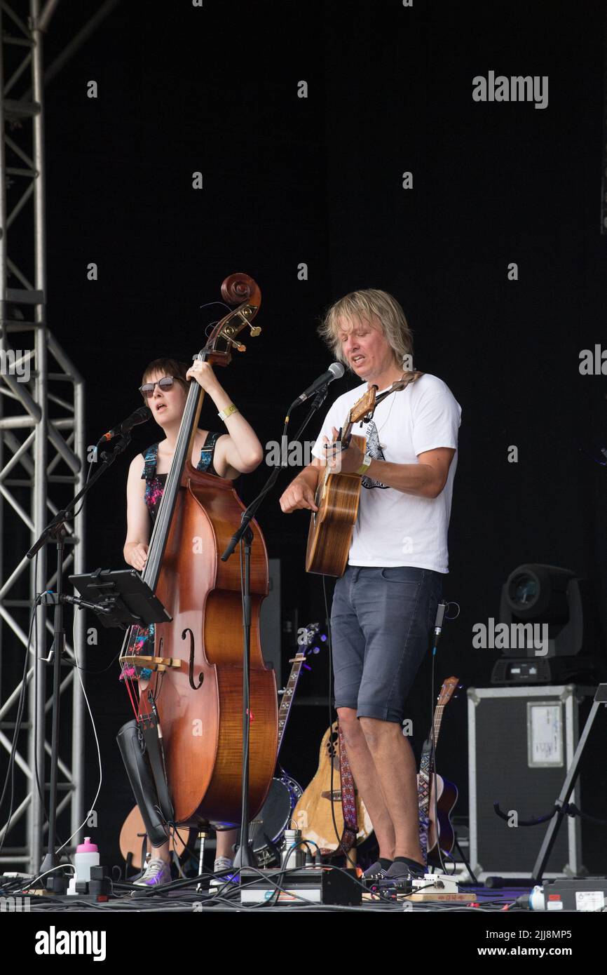 Il duo folk britannico, Honey & The Bear suonano dal vivo sul palco al festival internazionale di musica porta a Southwell. Foto Stock