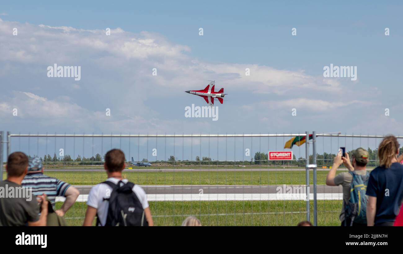 SIAULIAI / LITUANIA - 27 luglio 2019: Spettatori che guardano al danese F-16 aerei da caccia a reazione che volano durante una manifestazione aerea Falcon Wings 2019 Foto Stock