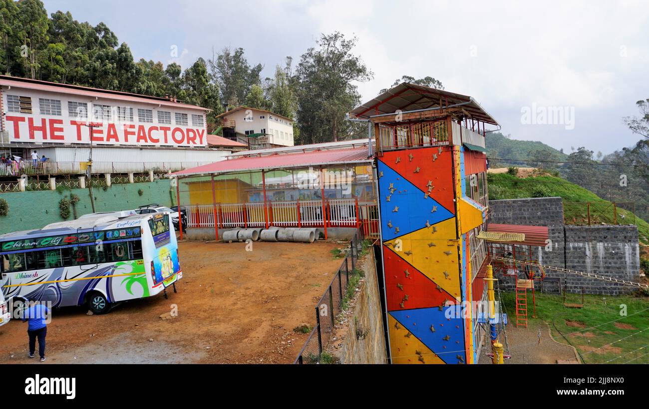 Ooty,Tamilnadu,India-Aprile 30 2022: LA FABBRICA DEL TÈ. È necessario visitare il luogo in ooty, dove i turisti sono autorizzati a vedere la lavorazione delle foglie di tè fino a p finito Foto Stock