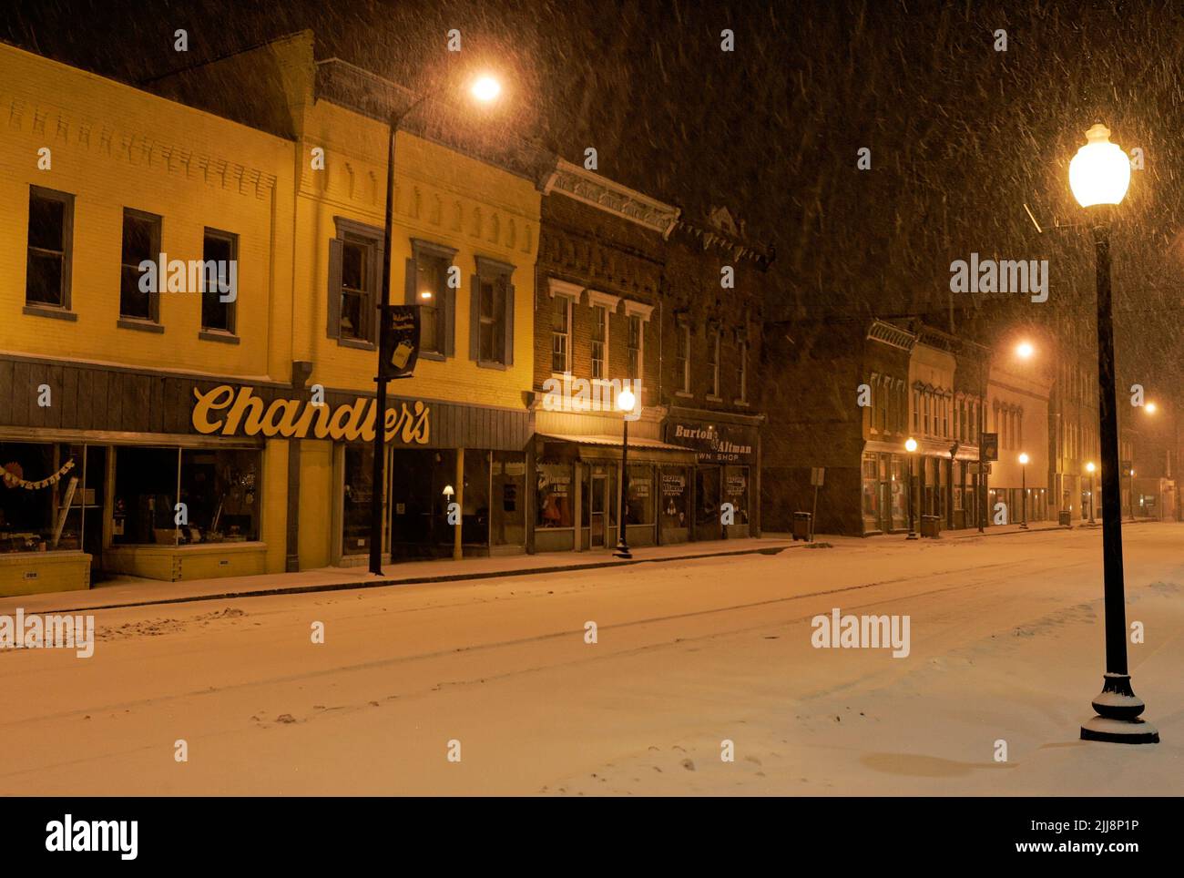 Snow flurries Blanket Main Street e il quartiere degli affari del centro di sabato 8 marzo 2008 a Campbellsville, Taylor County, Kentucky, USA. Il Kentucky centrale e l'Indiana meridionale hanno registrato una nevicata record di 6,1 pollici il 8 marzo, con una temperatura bassa e insolitamente fredda di 20 gradi Fahrenheit (normalmente 36) e una temperatura elevata di 30 gradi (normalmente 55), secondo l'ufficio del servizio meteorologico nazionale a Louisville, KY. (Foto di Apex MediaWire di Billy Suratt) Foto Stock