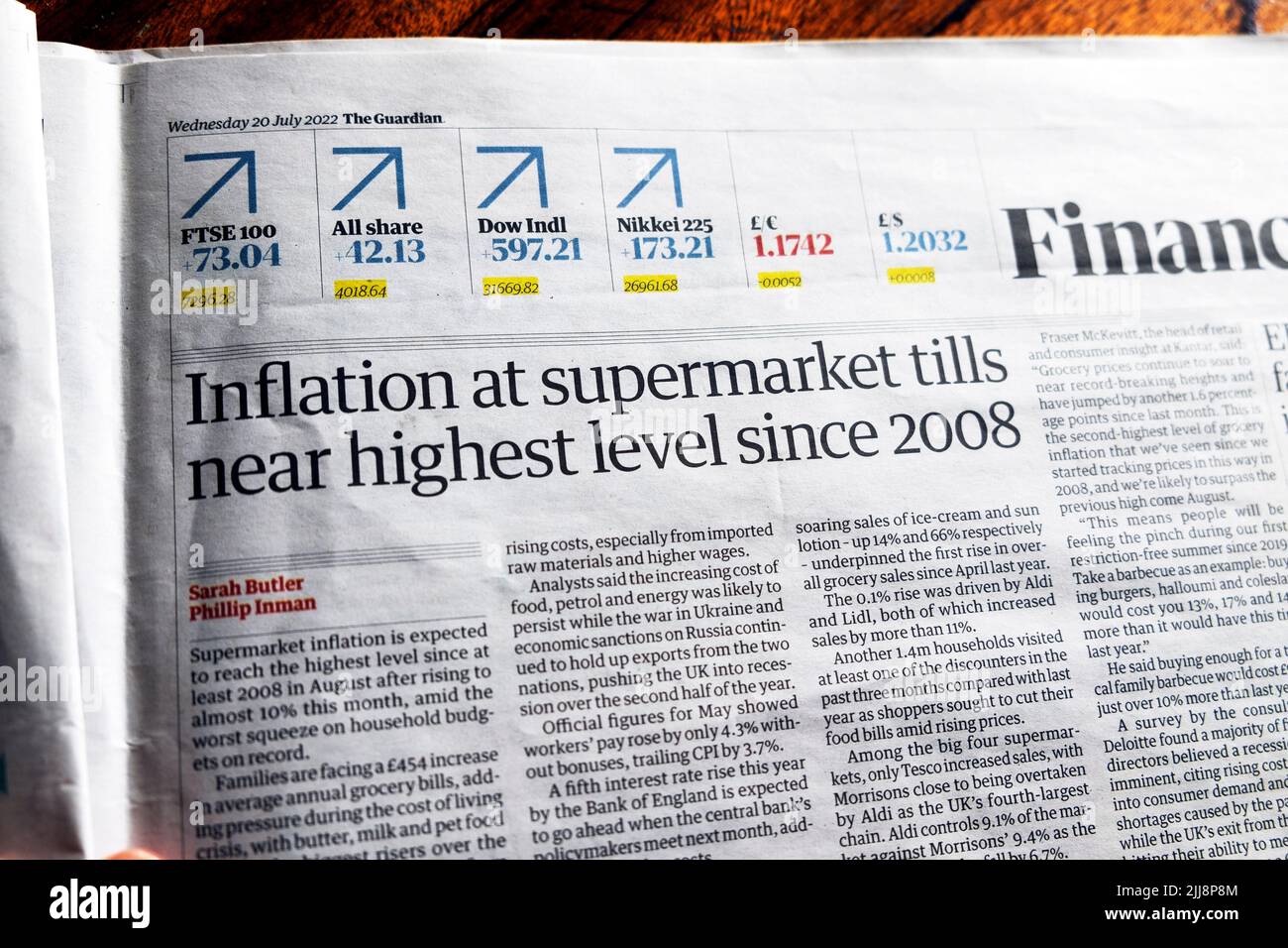 "L'inflazione ai supermercati si avvicina al livello più alto dal 2008" articolo del giornale Guardian sui costi di vita crisi articolo il 20 luglio 2022 a Londra UK Foto Stock