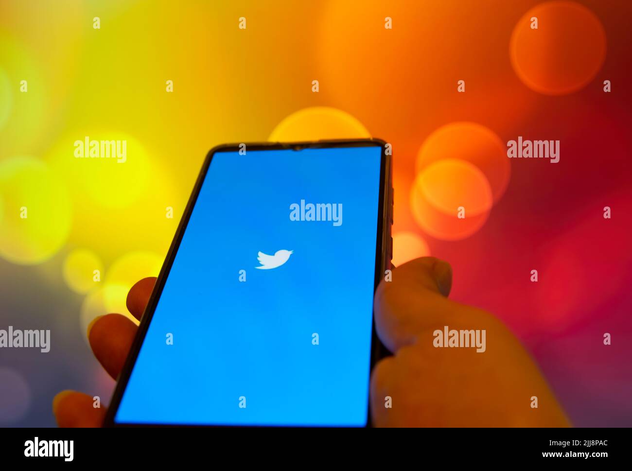 Turchia - Aprile 2022: Logo Twitter sullo schermo dello smartphone in mano. Twitter è un servizio di social networking, di proprietà e gestito da Twitter, Inc. Foto Stock
