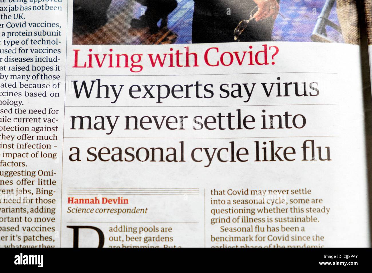 "Vivere con Covid? Perché gli esperti dicono che il virus non può mai stabilirsi in un ciclo stagionale come influenza 'Guardian giornale headline taglio 18 luglio 2022 Londra UK Foto Stock