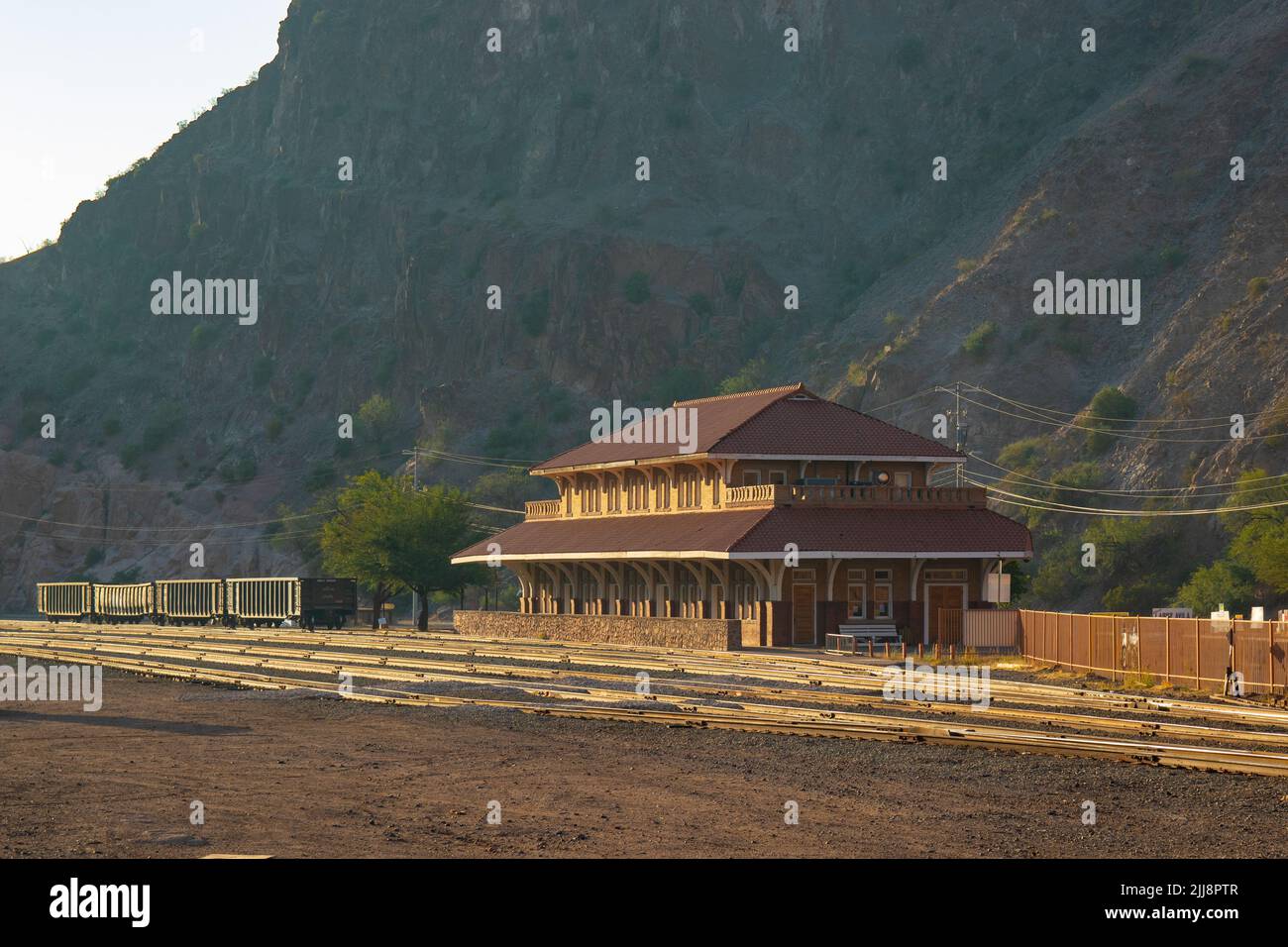 Una vista di una bella casa cinese sullo sfondo delle montagne Foto Stock