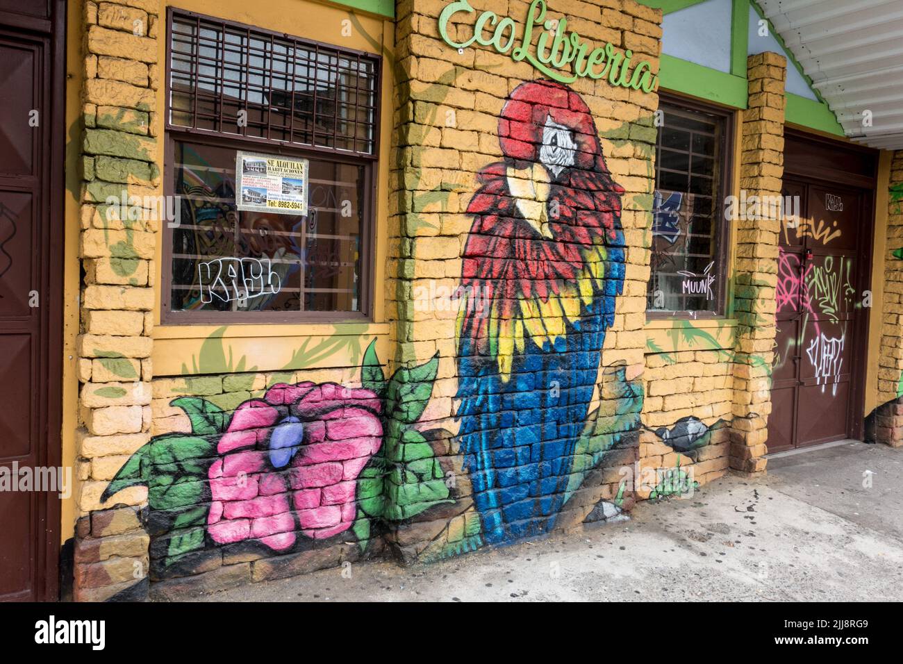 Opere d'arte sulla parte anteriore di un vecchio edificio in mattoni a San Pedro, Costa Rica. Foto Stock