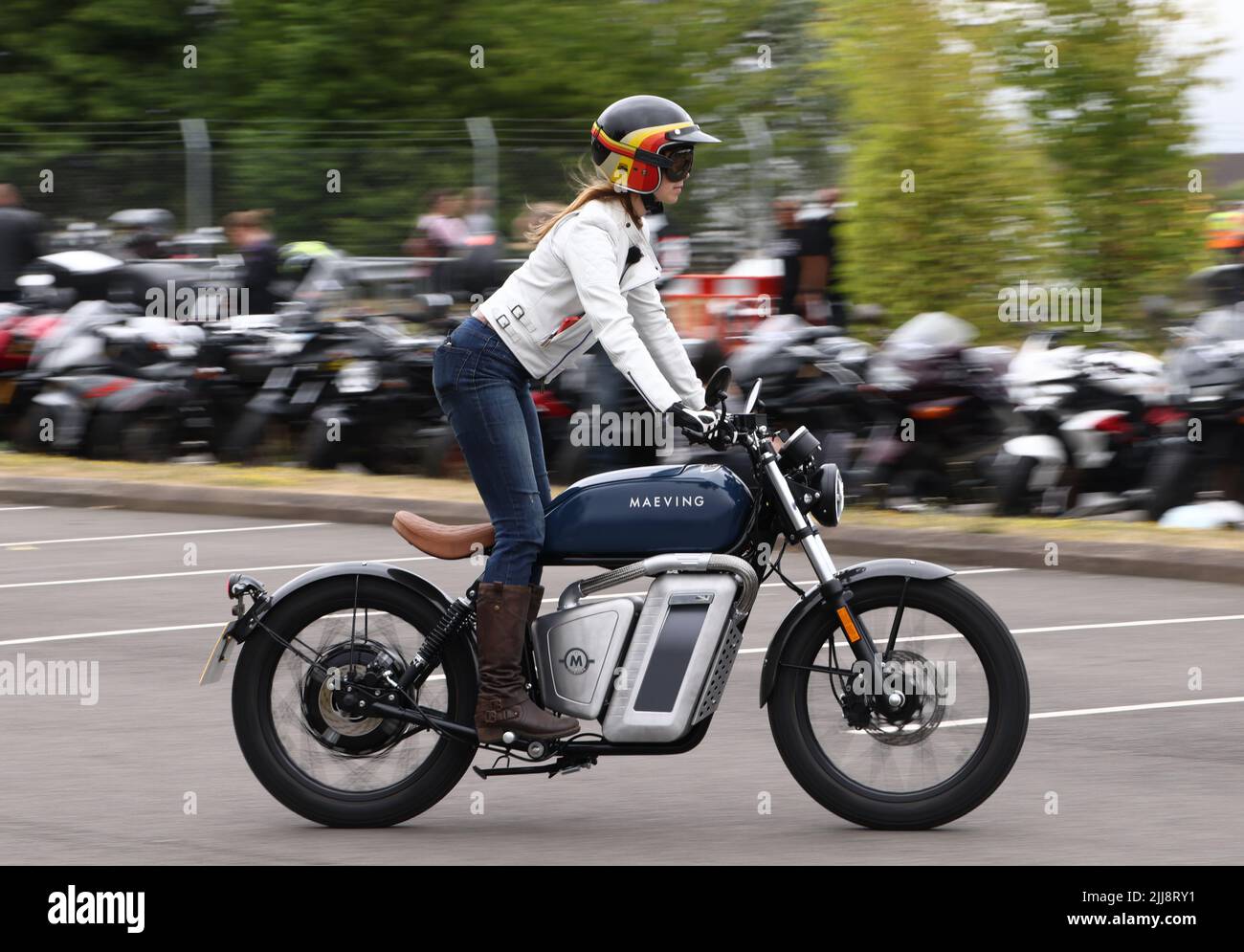 Hinckley, Leicestershire, Regno Unito. 24th luglio 2022. Una donna guida una motocicletta elettrica Maeving durante un tentativo di record mondiale per il più grande biker femminile si incontrano presso la sede centrale globale per le motociclette Triumph. Credit Darren Staples/Alamy Live News. Foto Stock