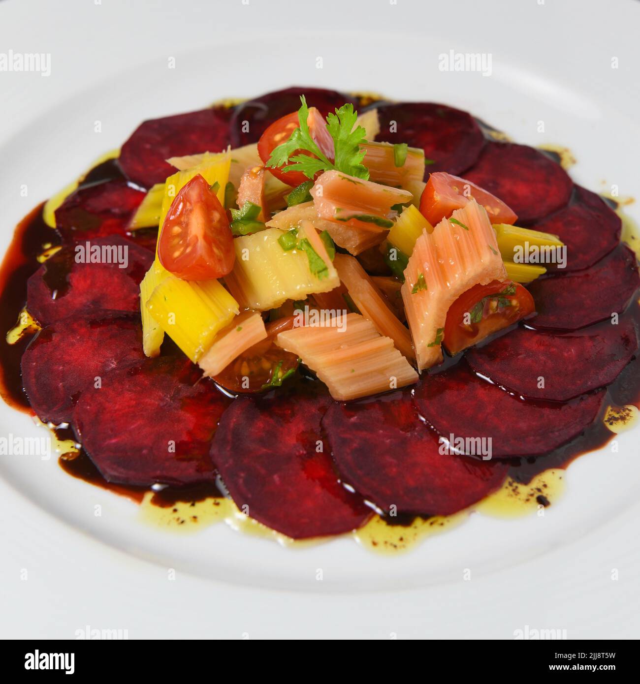 Insalata fresca con barbabietola cruda, chard multicolore e pomodoro ciliegia Foto Stock