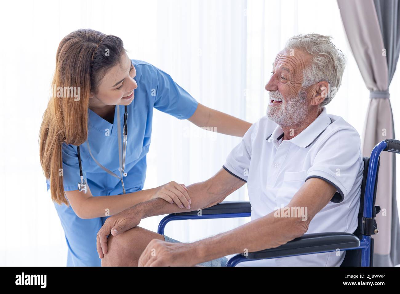 Nurse Medical Team staff Working Support Service Health Care Senior anziani uomo su sedia a rotelle in Home Care. Foto Stock