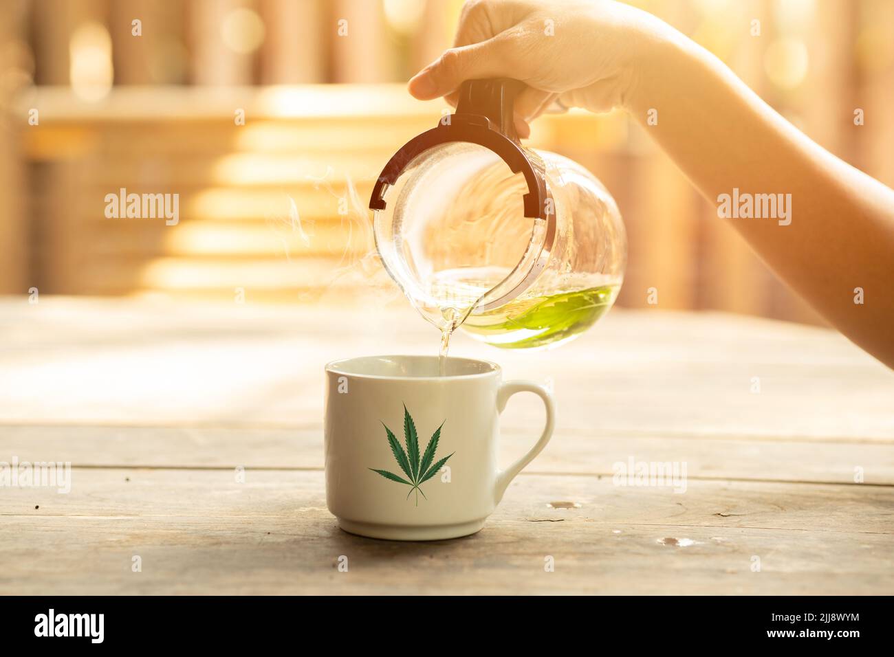 Cannabis sativa foglie di canapa tè caldo erbe CBD bevanda sana per il relax Foto Stock