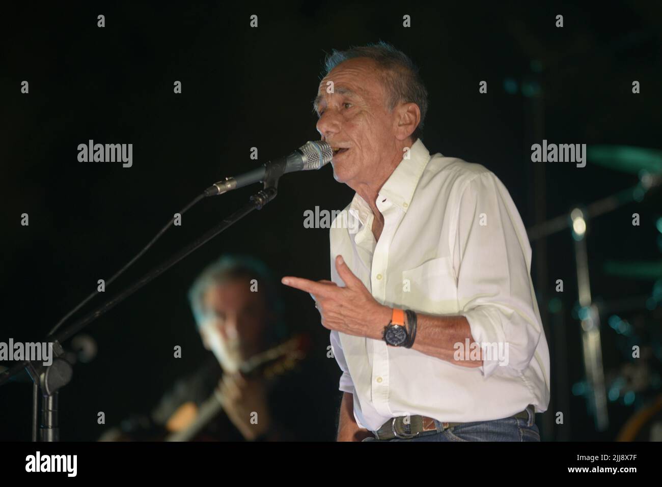 Ascea, Italia. 23rd luglio 2022. Roberto Vecchioni, cantautore, scrittore, poeta ed ex insegnante italiano, presenta “l'Infinito Tour”, un grande spettacolo di canzoni, immagini e monologhi che darà al pubblico una performance intensa ed emozionante ad Ascea, Italia, il 23 luglio 2022. (Foto di Mariano Montella/Pacific Press/Sipa USA) Credit: Sipa USA/Alamy Live News Foto Stock