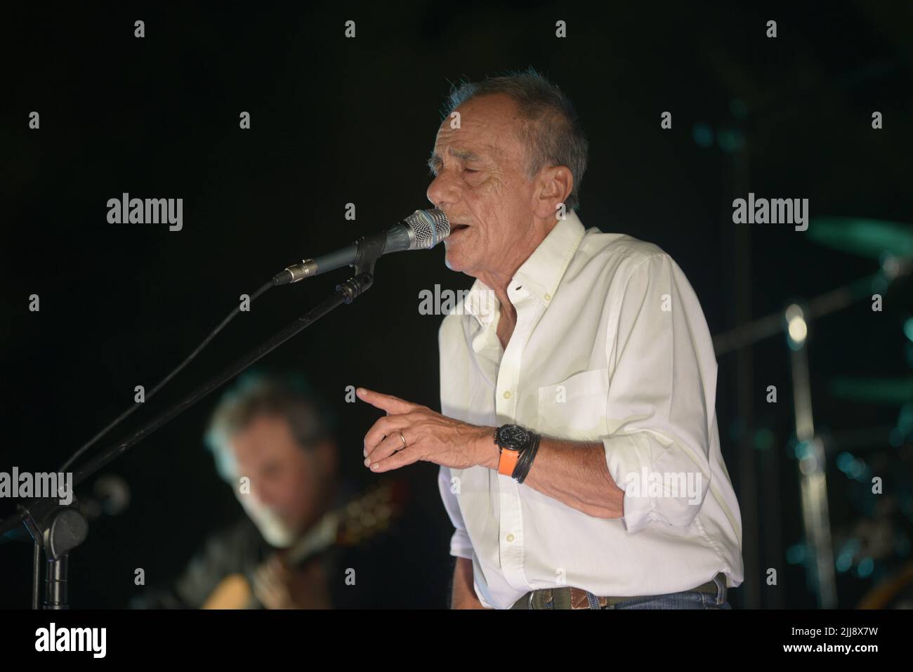 Ascea, Italia. 23rd luglio 2022. Roberto Vecchioni, cantautore, scrittore, poeta ed ex insegnante italiano, presenta “l'Infinito Tour”, un grande spettacolo di canzoni, immagini e monologhi che darà al pubblico una performance intensa ed emozionante ad Ascea, Italia, il 23 luglio 2022. (Foto di Mariano Montella/Pacific Press/Sipa USA) Credit: Sipa USA/Alamy Live News Foto Stock