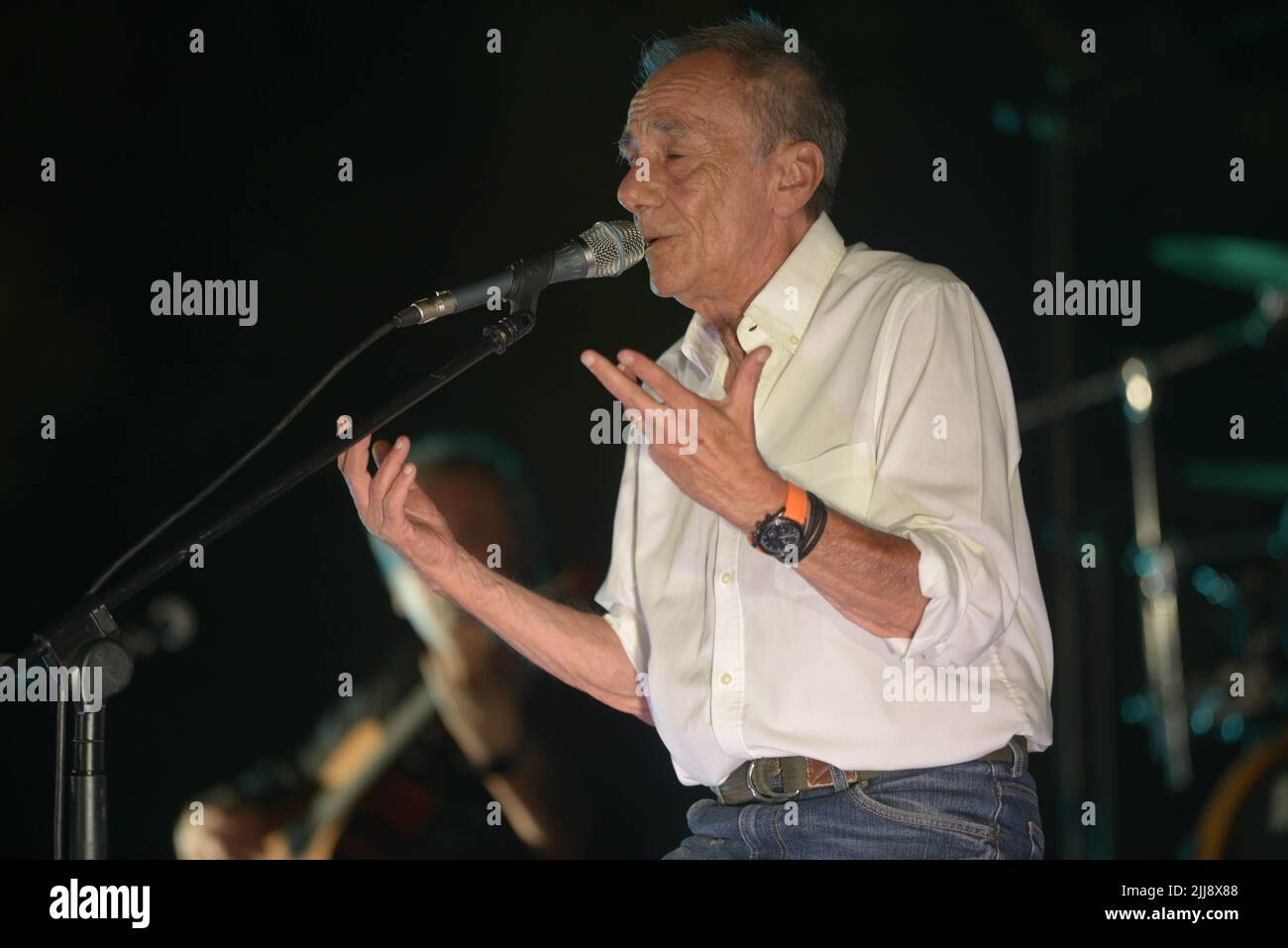 Ascea, Italia. 23rd luglio 2022. Roberto Vecchioni, cantautore, scrittore, poeta ed ex insegnante italiano, presenta “l'Infinito Tour”, un grande spettacolo di canzoni, immagini e monologhi che darà al pubblico una performance intensa ed emozionante ad Ascea, Italia, il 23 luglio 2022. (Foto di Mariano Montella/Pacific Press/Sipa USA) Credit: Sipa USA/Alamy Live News Foto Stock