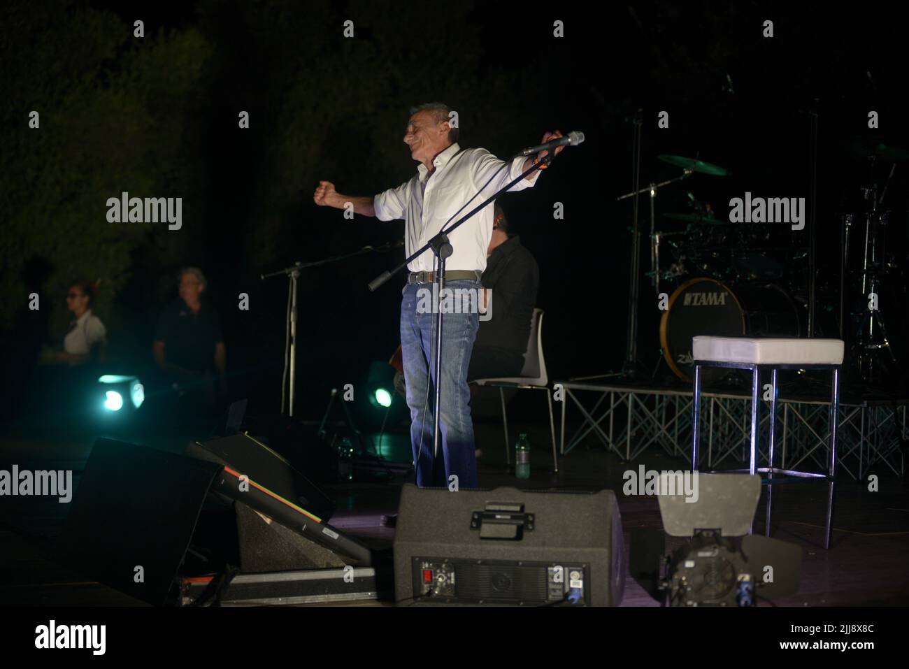 Ascea, Italia. 23rd luglio 2022. Roberto Vecchioni, cantautore, scrittore, poeta ed ex insegnante italiano, presenta “l'Infinito Tour”, un grande spettacolo di canzoni, immagini e monologhi che darà al pubblico una performance intensa ed emozionante ad Ascea, Italia, il 23 luglio 2022. (Foto di Mariano Montella/Pacific Press/Sipa USA) Credit: Sipa USA/Alamy Live News Foto Stock