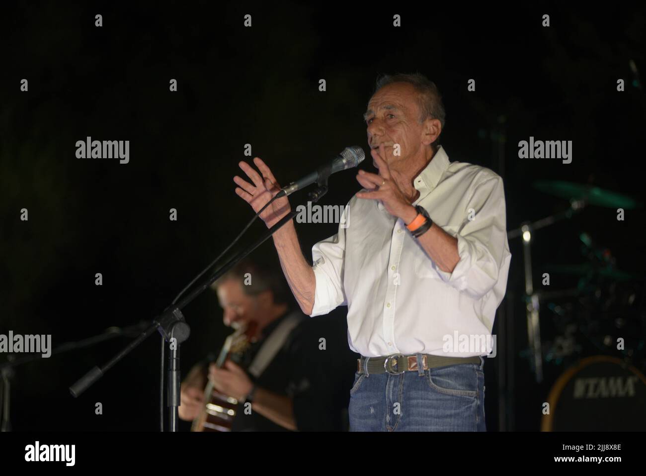 Ascea, Italia. 23rd luglio 2022. Roberto Vecchioni, cantautore, scrittore, poeta ed ex insegnante italiano, presenta “l'Infinito Tour”, un grande spettacolo di canzoni, immagini e monologhi che darà al pubblico una performance intensa ed emozionante ad Ascea, Italia, il 23 luglio 2022. (Foto di Mariano Montella/Pacific Press/Sipa USA) Credit: Sipa USA/Alamy Live News Foto Stock