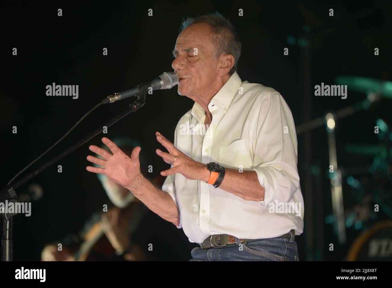 Ascea, Italia. 23rd luglio 2022. Roberto Vecchioni, cantautore, scrittore, poeta ed ex insegnante italiano, presenta “l'Infinito Tour”, un grande spettacolo di canzoni, immagini e monologhi che darà al pubblico una performance intensa ed emozionante ad Ascea, Italia, il 23 luglio 2022. (Foto di Mariano Montella/Pacific Press/Sipa USA) Credit: Sipa USA/Alamy Live News Foto Stock