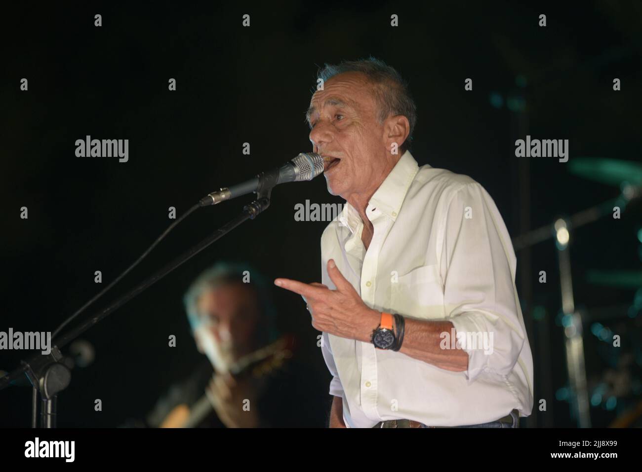 Ascea, Italia. 23rd luglio 2022. Roberto Vecchioni, cantautore, scrittore, poeta ed ex insegnante italiano, presenta “l'Infinito Tour”, un grande spettacolo di canzoni, immagini e monologhi che darà al pubblico una performance intensa ed emozionante ad Ascea, Italia, il 23 luglio 2022. (Foto di Mariano Montella/Pacific Press/Sipa USA) Credit: Sipa USA/Alamy Live News Foto Stock