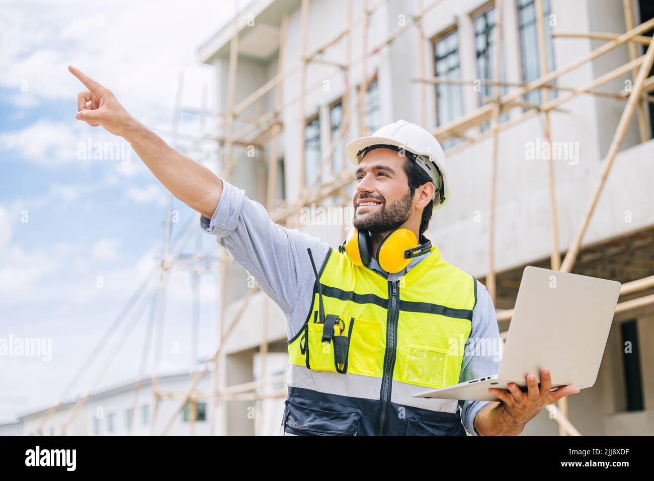 Progettista di successo, Smart Builder. Happy Foreman lavora in cantiere. Architetto casa progetto progettista leader concetto. Foto Stock