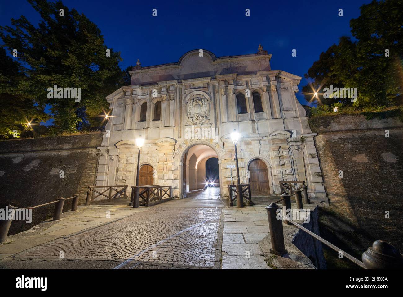 Ingresso notturno al parco della Cittadella nel centro di Parma. Parco usato per divertimento e natura. Foto Stock