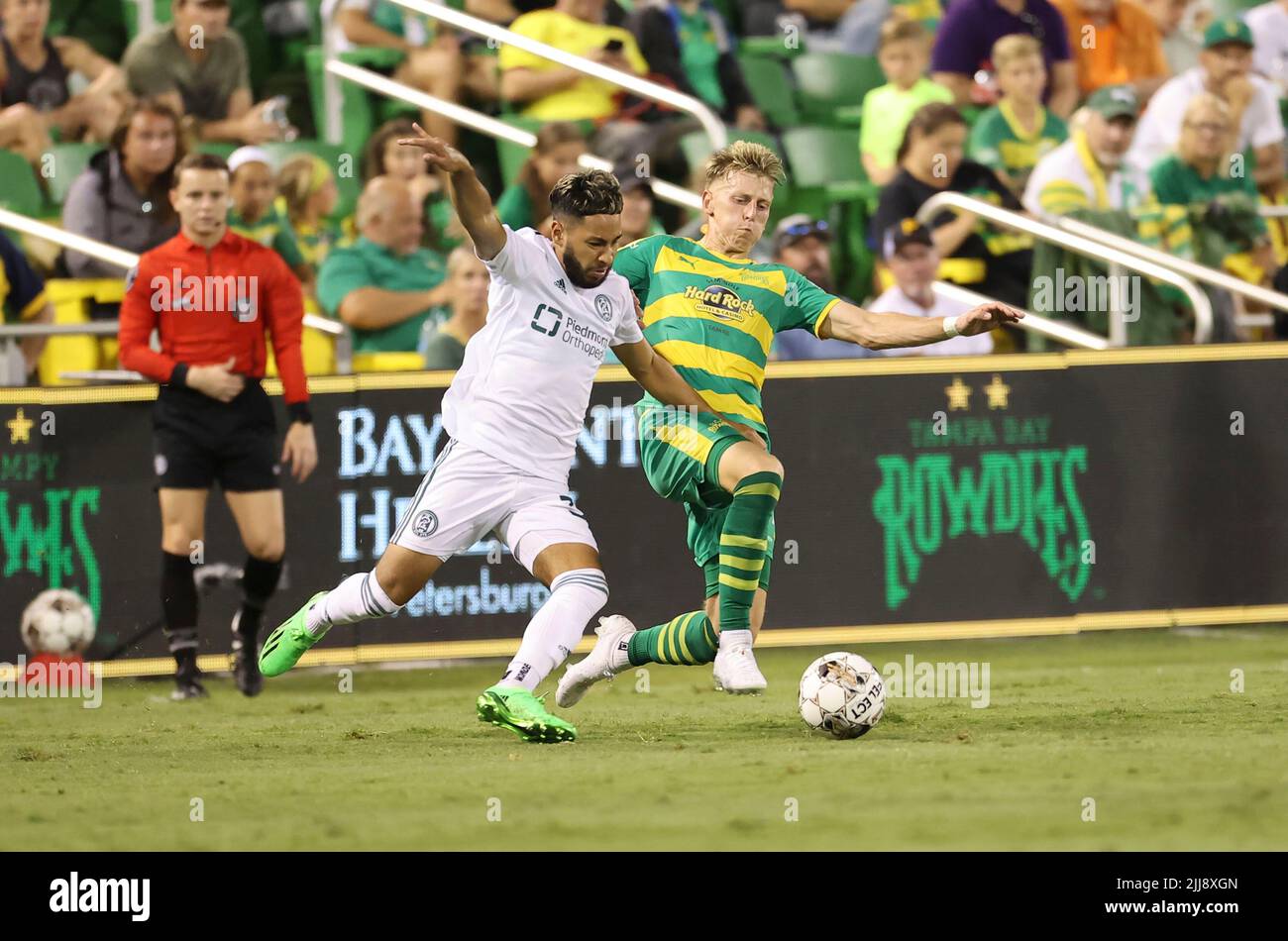 San Pietroburgo, Florida: Atlanta United 2 Midfielder Nicolas Firmino (29) e Tampa Bay Rowdies midfielder Laurence Wyke (27) vie per la palla sciolta durante Foto Stock