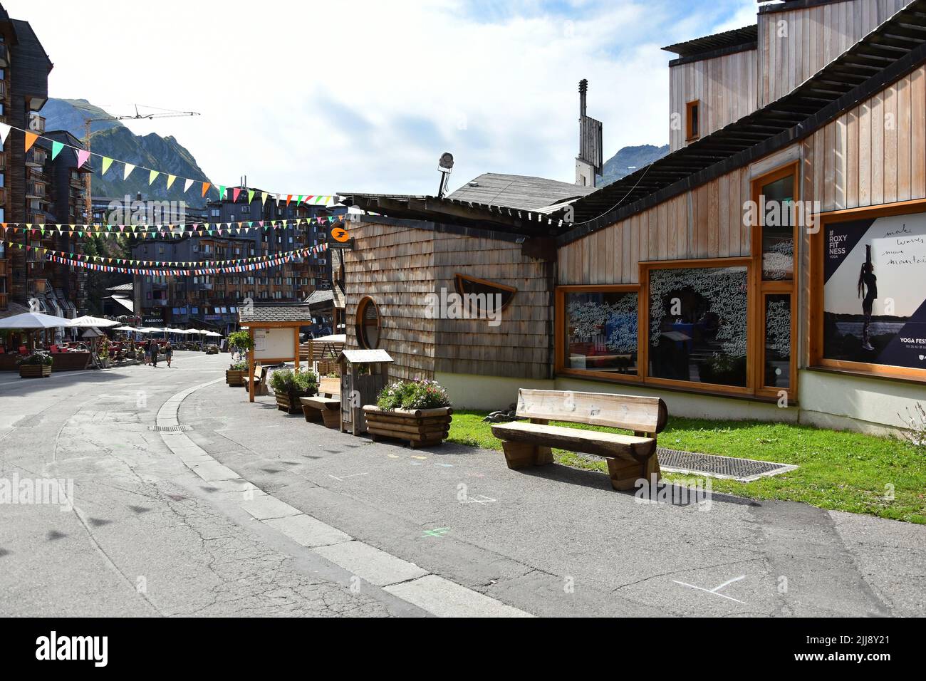 Località montana di Avoriaz, con strani edifici in legno, regione di Portes du Soleil, Alpi Montagne, Francia Foto Stock