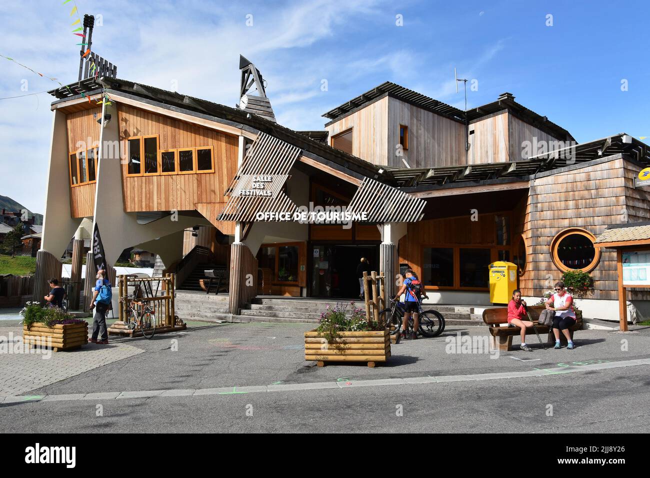 Località montana di Avoriaz, con strani edifici in legno, regione di Portes du Soleil, Alpi Montagne, Francia Foto Stock