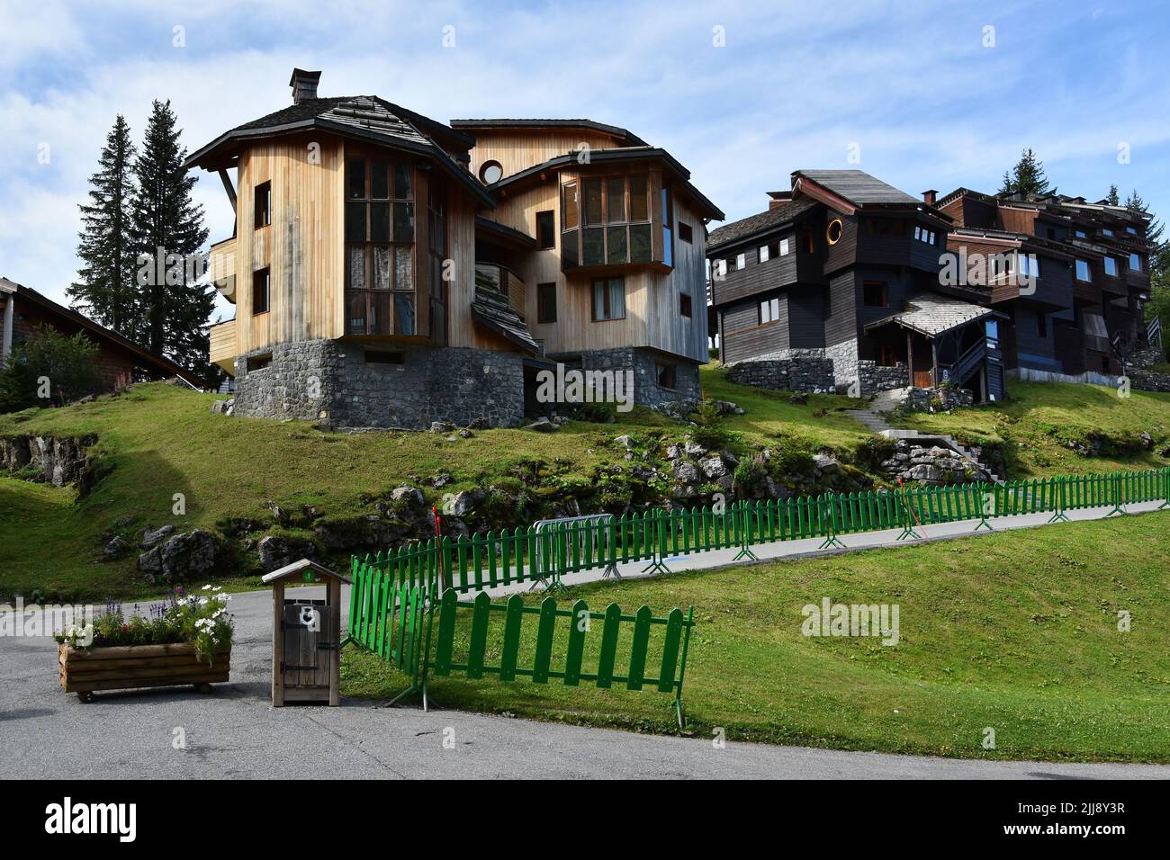 Località montana di Avoriaz, con strani edifici in legno, regione di Portes du Soleil, Alpi Montagne, Francia Foto Stock